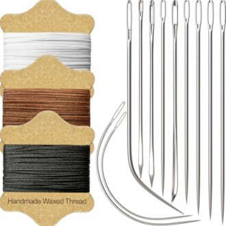 Set of waxed threads and sewing needles.